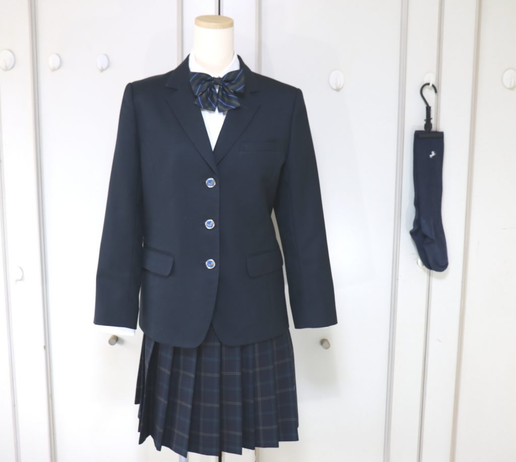 横浜国立大学教育学部附属横浜中学校の女子ブレザー冬を買取しました 制服買取東京