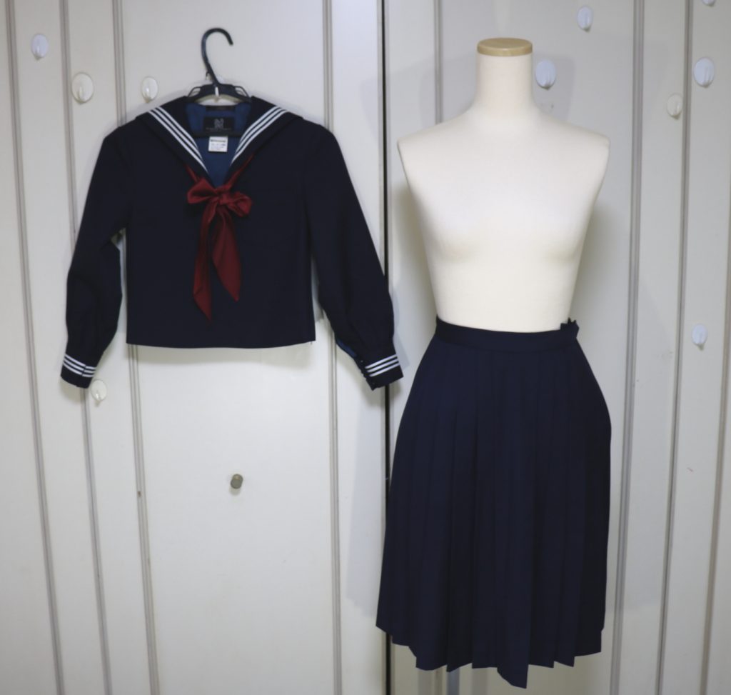 東京都渋谷区東 私立 実践女子学園中学校の冬セーラー服上下 指定えんじ色スカーフ付きを買取させていただきました 制服買取東京