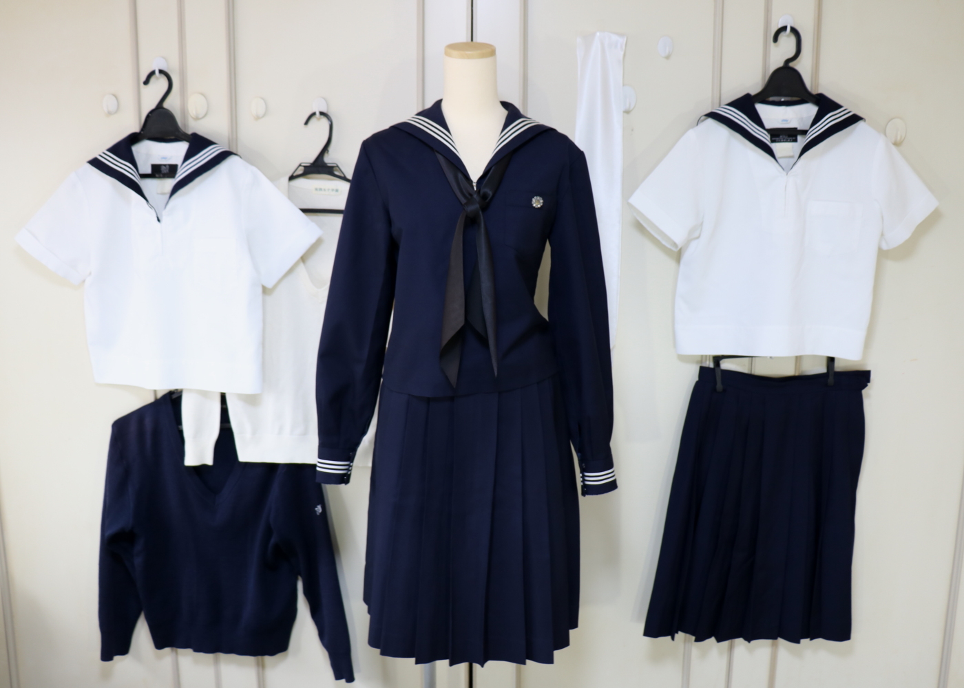 東京都渋谷区東　実践女子学園高等学校　セーラー服フルセットコンプリート校章、指定スカ２種セーター付を買取させていただきました