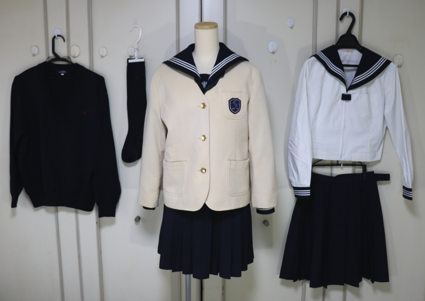 東京都 新宿区中落合 目白研心高等学校 伝統のアイボリー色のブレザーコート付きセーラー服フルセットを買取させていただきました | 制服買取東京2020