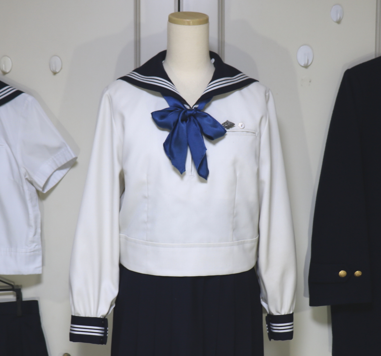 東京都渋谷区 東京女学館高等学校 指定シルク紺色100バータイスカーフ 予備使用品 2020年式美品を買取させていただきました | 制服買取