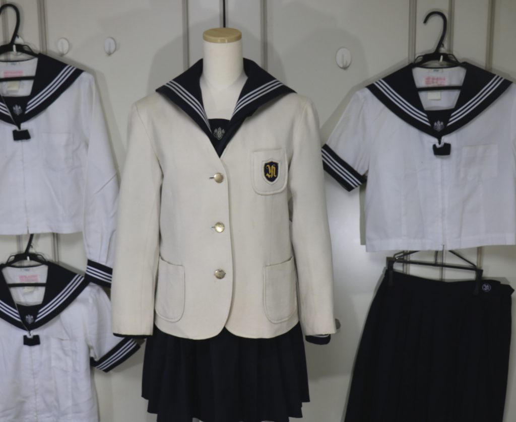 東京都新宿区中落合 目白学園【研心】高等学校の旧モデルのセーラー服