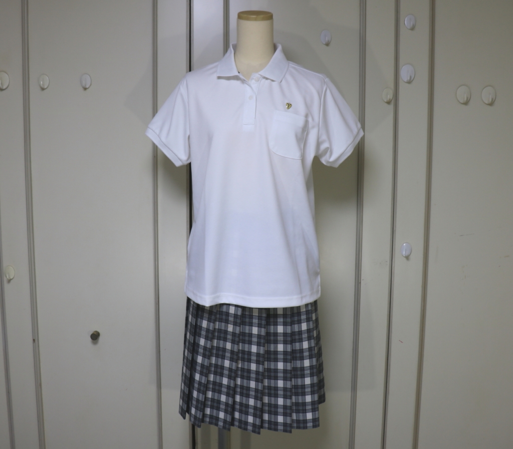 神奈川県横浜市山手にあります フェリス女学院高等学校の指定品の盛夏服スカートと指定外ですが実際に通学しようしていた 白色のポロシャツを買取しました 制服買取東京