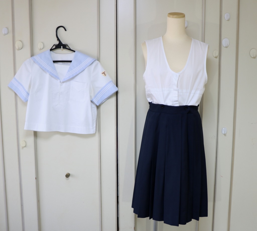 神奈川県横浜市山手町 フェリス女学院高等学校 マリンブルー色の新型夏用セーラー服吊りベストインナーが付属品 追加買取しました | 制服買取東京2020