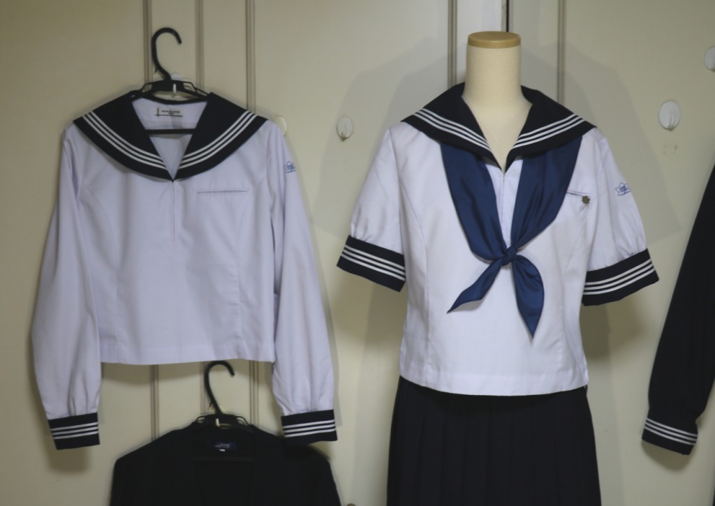 栃木県栃木市にあります 栃木県立栃木女子高等学校 とちぎけんりつとちぎじょしこうとうがっこう のフルセット襟カバー付きのセーラー服を買取させていただきました 制服買取東京