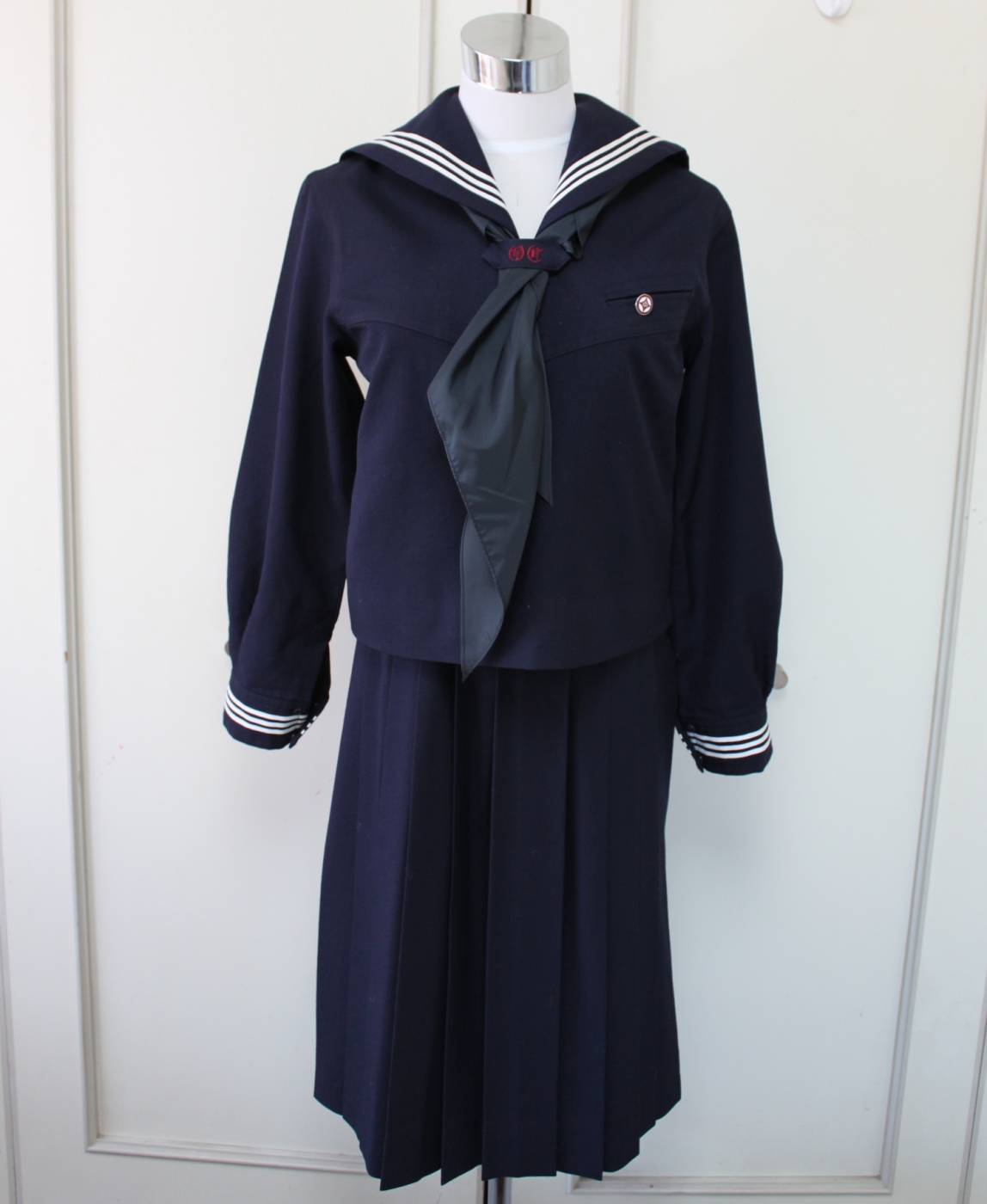 東京都中野区 大妻中学校【おおつまちゅうがっこう】の校章付き